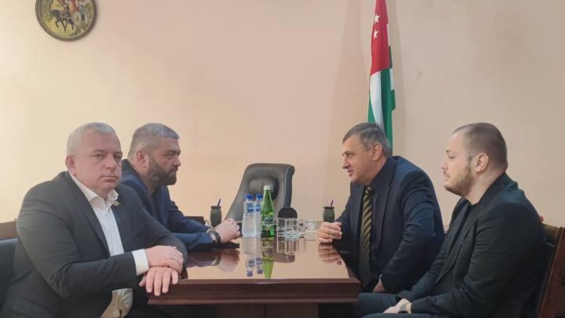 Глава Минтуризма Астамур Логуа и вице-премьер Вараздат Миносян провели рабочую встречу Глава Минтуризма Астамур Логуа и вице-премьер Вараздат Миносян провели рабочую встречу - Sputnik Аҧсны, 1920, 30.05.2025