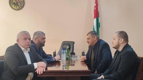 Глава Минтуризма Астамур Логуа и вице-премьер Вараздат Миносян провели рабочую встречу - Sputnik Абхазия