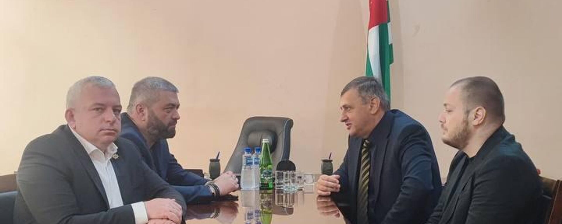 Глава Минтуризма Астамур Логуа и вице-премьер Вараздат Миносян провели рабочую встречу - Sputnik Абхазия, 1920, 30.05.2025