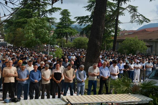 Мусульмане Абхазии традиционно собираются у мечети, начинают день с молитвы. - Sputnik Абхазия