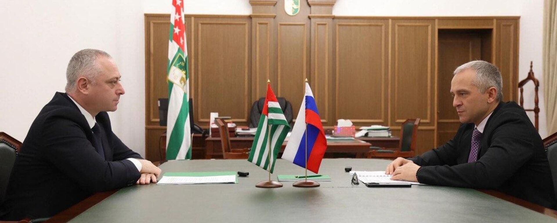 Госпрограмму социально-экономического развития на 2026-2030 годы обсудили Гунба и Вольвач - Sputnik Абхазия, 1920, 17.06.2025