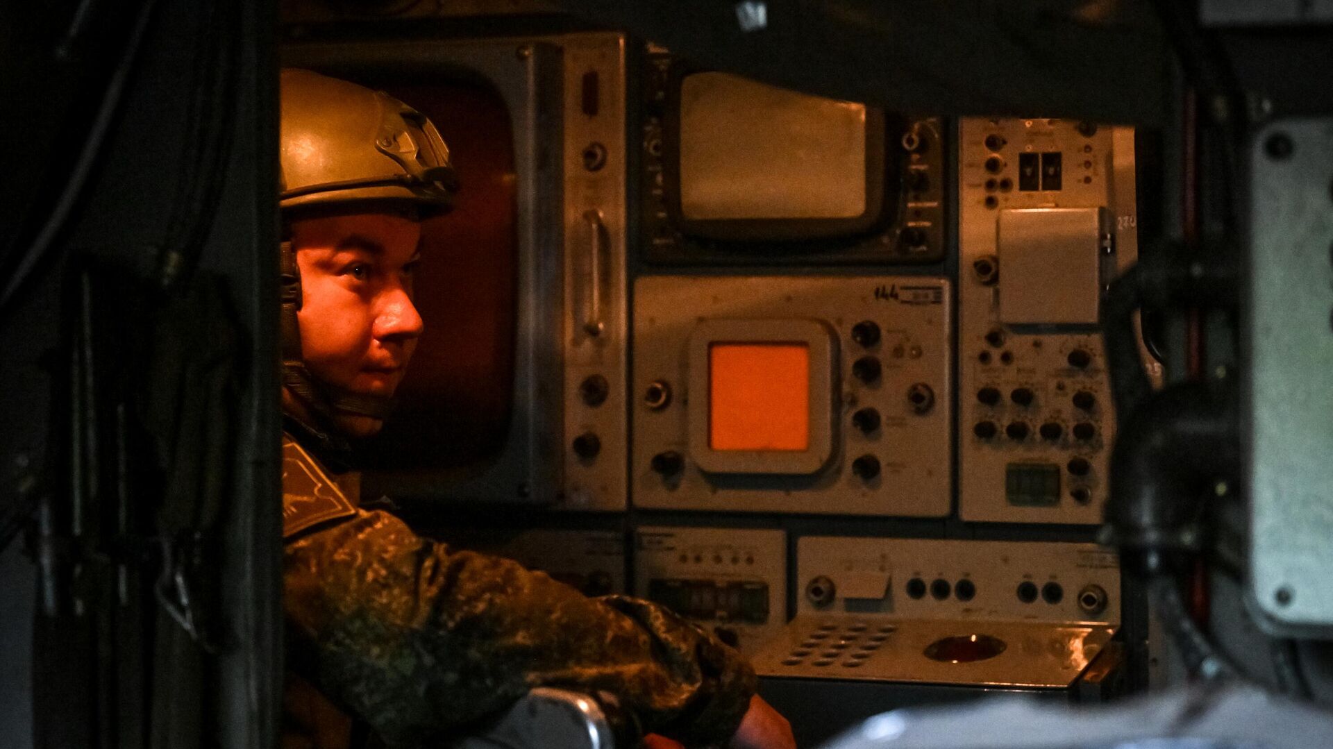 Боевая работа расчета ЗРК ТОР М-1 группировки войск Центр на Красноармейском направлении СВО Боевая работа расчета ЗРК ТОР М-1 группировки войск Центр на Красноармейском направлении СВО - Sputnik Абхазия, 1920, 24.07.2025