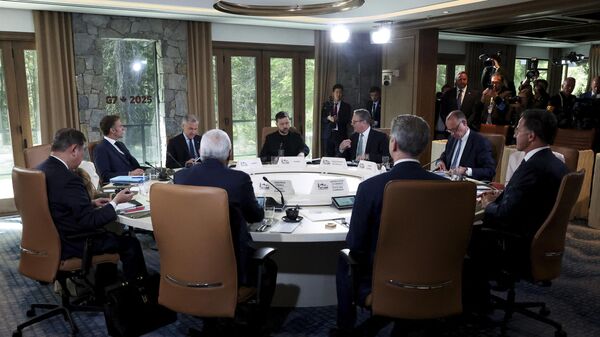 Премьер-министр Канады Марк Карни (третий слева), президент Украины Владимир Зеленский (в центре), премьер-министр Великобритании Кейр Стармер (в центре справа), президент Франции Эммануэль Макрон - Sputnik Абхазия