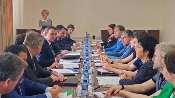 Премьер-министр Владимир Делба  провел совещание по вопросам социально-экономического развития Республики Абхазия - Sputnik Абхазия