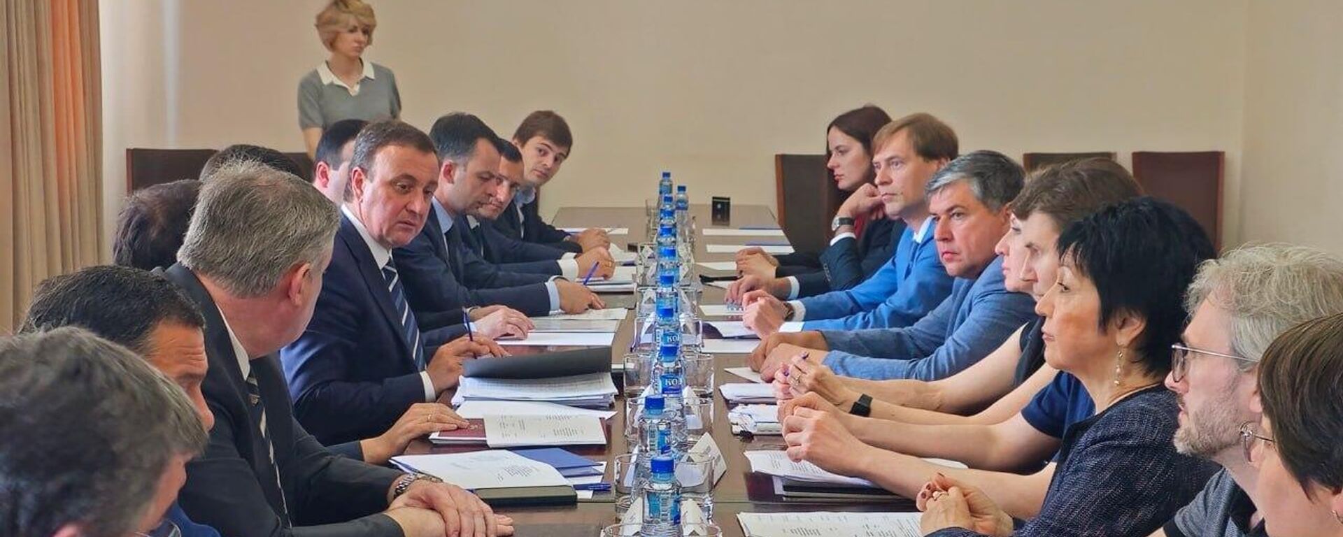 Премьер-министр Владимир Делба  провел совещание по вопросам социально-экономического развития Республики Абхазия - Sputnik Абхазия, 1920, 18.06.2025