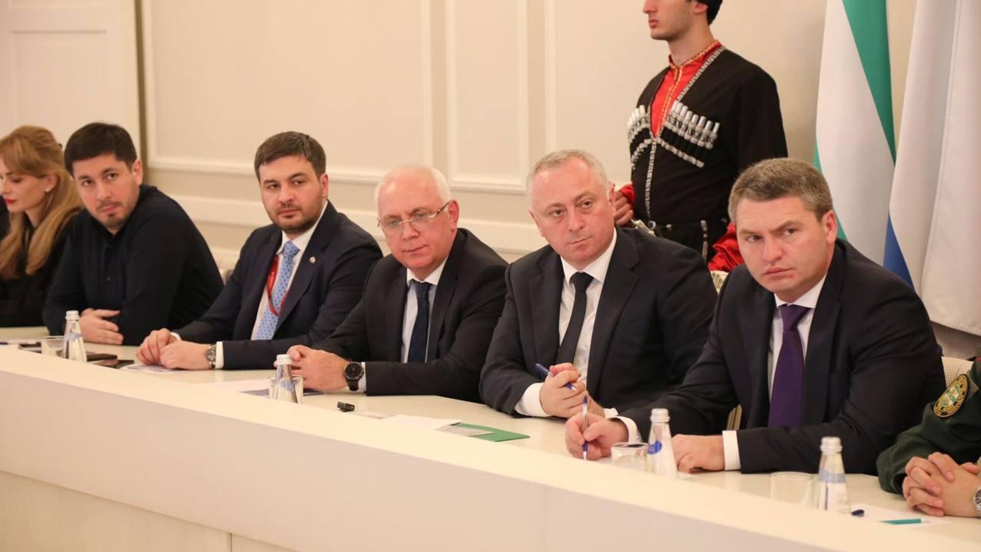 Бадра Гунба провёл встречу с абхазской диаспорой в Санкт-Петербурге Бадра Гунба провёл встречу с абхазской диаспорой в Санкт-Петербурге - Sputnik Абхазия, 1920, 20.06.2025
