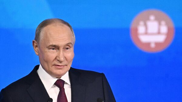 Владимир Путин выступает на пленарном заседании ПМЭФ-2025 - Sputnik Абхазия