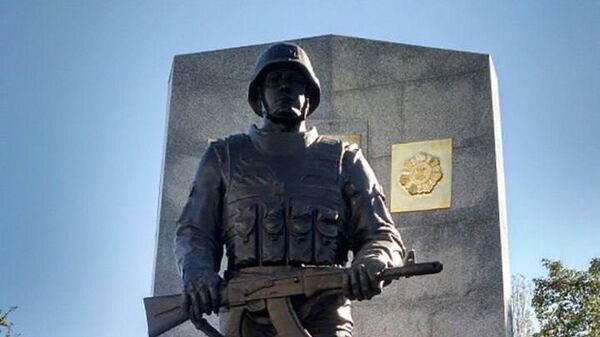 В Сухуме состоялись церемонии возложения цветов к памятникам российским миротворцам. - Sputnik Абхазия