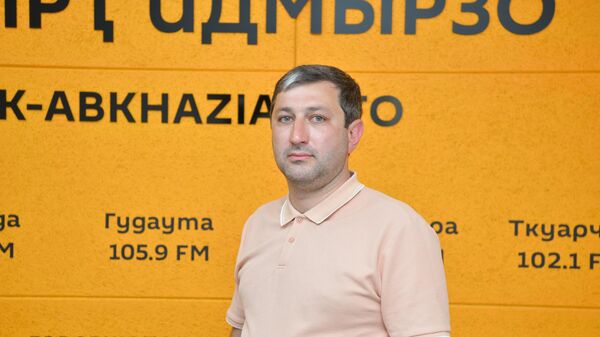 Дефицит кадров и нашествие насекомых: с чем работает Санэпидстанция Сухума - Sputnik Абхазия