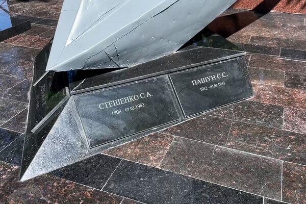 Торжественная церемония открытия памятника советским летчикам после реконструкции прошла в Гудауте Торжественная церемония открытия памятника советским летчикам после реконструкции прошла в Гудауте - Sputnik Абхазия