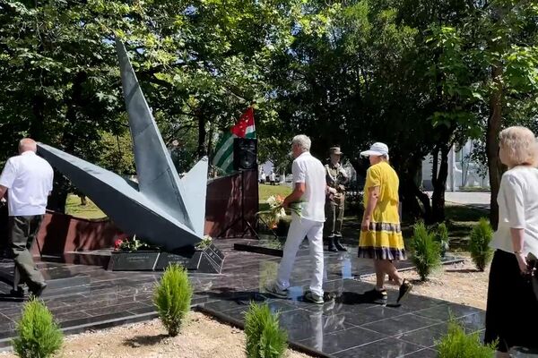 Торжественная церемония открытия памятника советским летчикам после реконструкции прошла в Гудауте Торжественная церемония открытия памятника советским летчикам после реконструкции прошла в Гудауте - Sputnik Абхазия