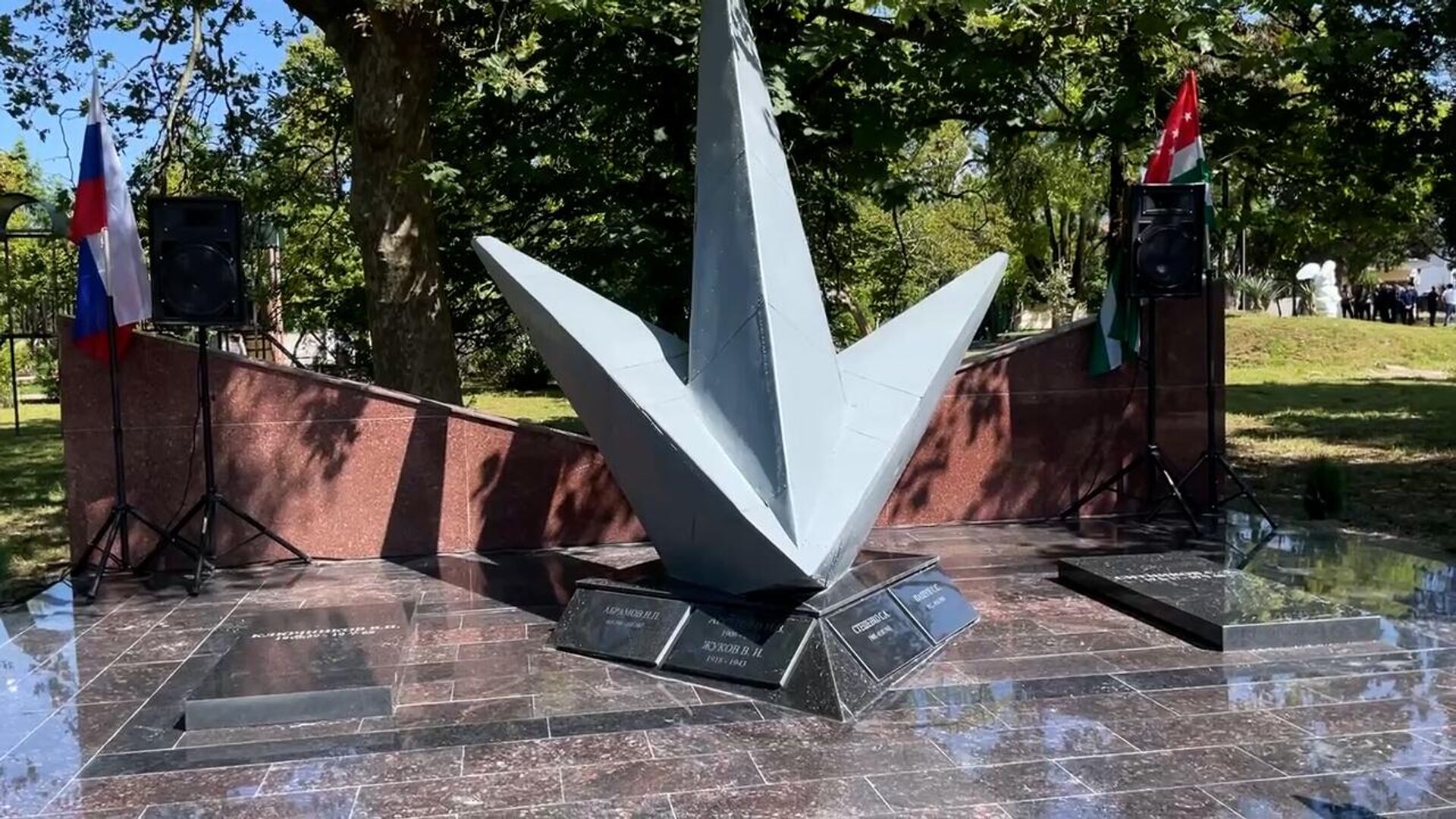 Торжественная церемония открытия памятника советским летчикам после реконструкции прошла в Гудауте Торжественная церемония открытия памятника советским летчикам после реконструкции прошла в Гудауте - Sputnik Абхазия, 1920, 22.06.2025