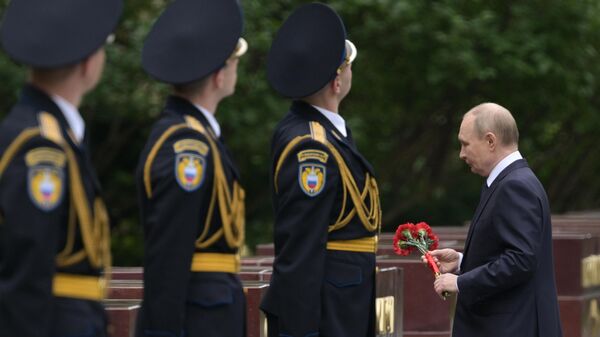 Президент РФ В. Путин возложил цветы к Могиле Неизвестного Солдата в День памяти и скорби  - Sputnik Аҧсны