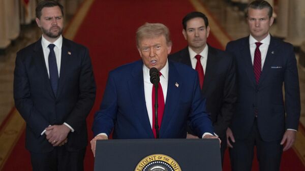 Президент Дональд Трамп выступает в Восточной комнате Белого дома в Вашингтоне в субботу, 21 июня 2025 года - Sputnik Абхазия