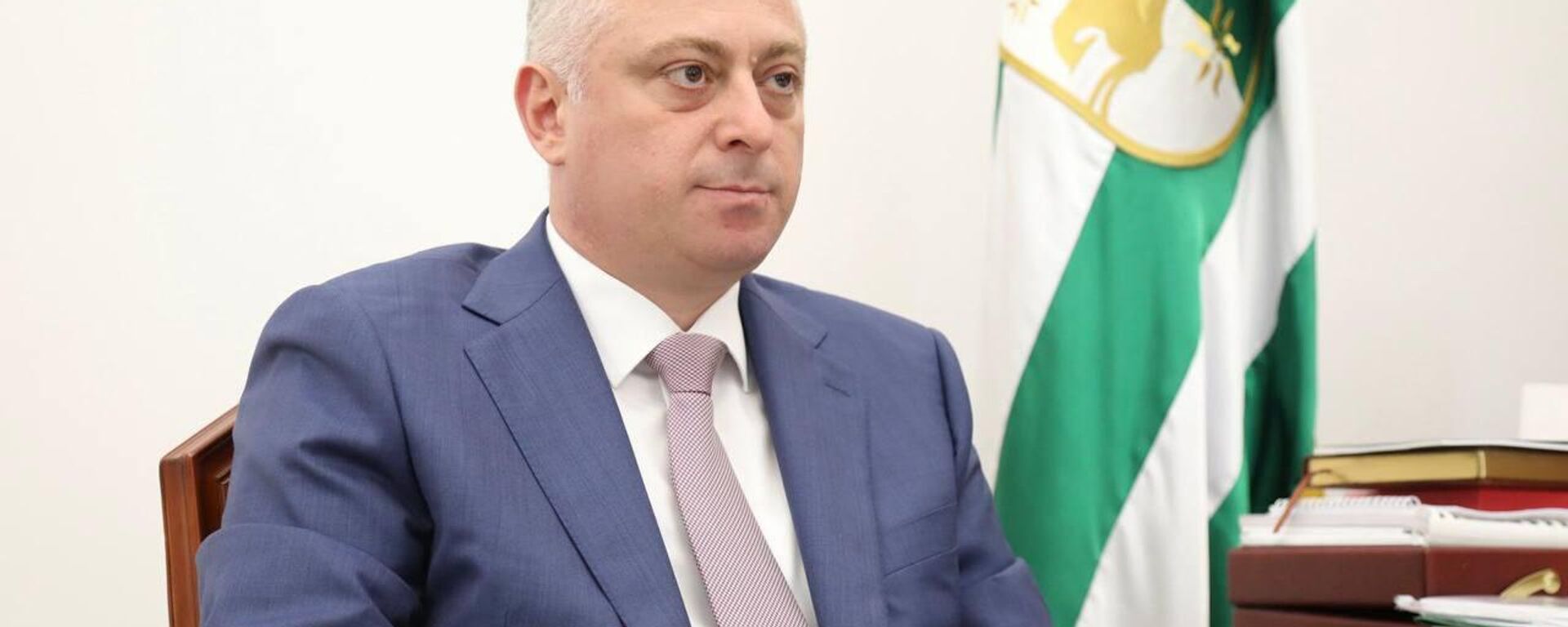 Президент Абхазии Бадра Гунба провел встречу с министром туризма Абхазии Астамуром Логуа - Sputnik Аҧсны, 1920, 27.08.2025