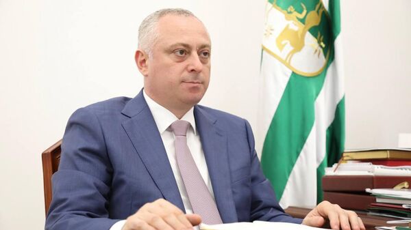 Президент Абхазии Бадра Гунба провел встречу с министром туризма Абхазии Астамуром Логуа - Sputnik Аҧсны