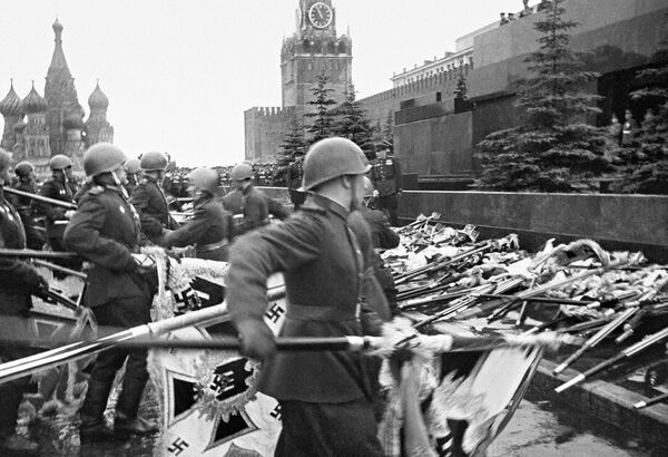 Парад войск Красной армии на Красной площади Москвы 24 июня 1945 года. Церемония повержения немецких знамен и штандартов к подножию Мавзолея В.И. Ленина - Sputnik Абхазия