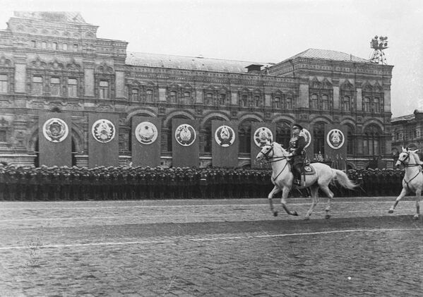 Парад Победы в Москве на Красной площади 24 июня 1945 года принимает заместитель Верховного главнокомандующего, маршал Советского Союза Георгий Жуков - Sputnik Абхазия