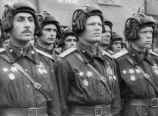 Парадный расчет советских танкистов во время парада на Красной площади по случаю Победы в Великой Отечественной войне. Кадр из фильма &quot;Великая победа советского народа&quot;, студия ЦСДФ (РЦСДФ), 1961 год, реж. Ф. Киселев. - Sputnik Абхазия