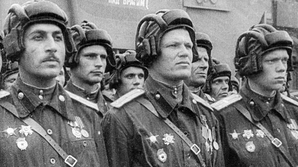 Парадный расчет советских танкистов во время парада на Красной площади по случаю Победы в Великой Отечественной войне - Sputnik Абхазия