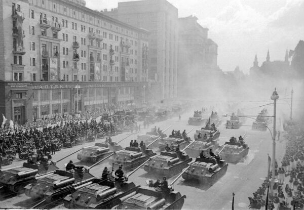 Парад Победы в Москве 24 июня 1945 года. Самоходные артиллерийские установки движутся к Красной площади по улице Горького. - Sputnik Абхазия