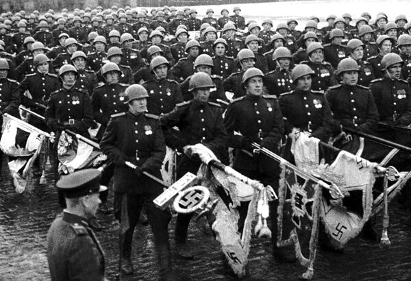 Советские солдаты бросают фашистские знамена к подножью Мавзолея В.И.Ленина (рекадрированный). Кадр из документального фильма &quot;Великая победа советского народа&quot;, студия ЦСДФ (РЦСДФ), 1961 год, реж. Ф. Киселев. - Sputnik Абхазия