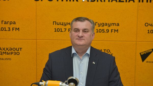 Решение кадровой проблемы и стратегия развития: над чем работает Минздрав Абхазии - Sputnik Абхазия
