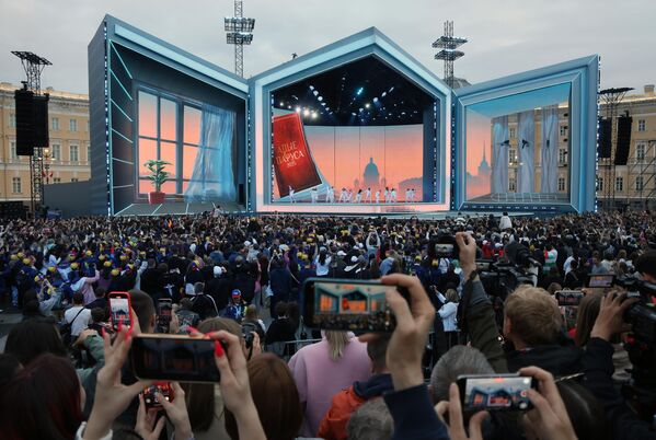 Проходу брига "Россия" под алыми парусами предшествовала концертная программа на Дворцовой площади. Проходу брига "Россия" под алыми парусами предшествовала концертная программа на Дворцовой площади. - Sputnik Абхазия