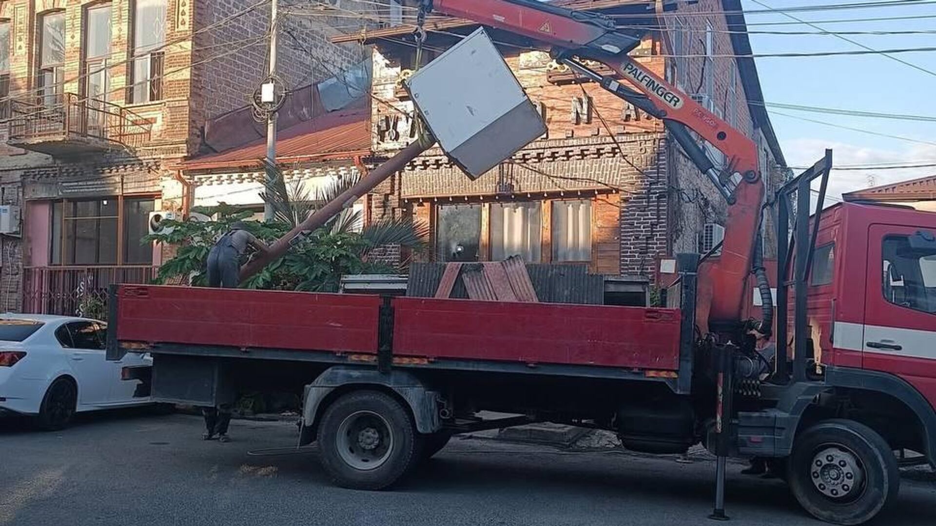 Незаконно установленные рекламные щиты демонтировали в Сухуме Незаконно установленные рекламные щиты демонтировали в Сухуме - Sputnik Абхазия, 1920, 03.07.2025