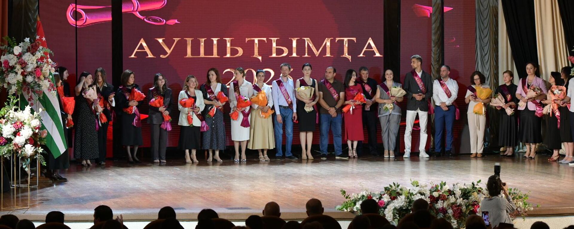 Выпускникам 2002-2006 годов вручили  золотые и серебряные медали - Sputnik Аҧсны, 1920, 03.07.2025