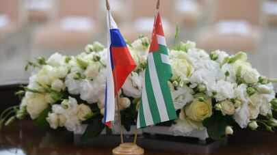 Флаг Абхазии и России