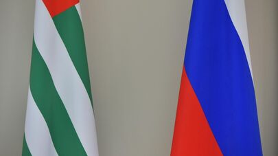 Флаг Абхазии и России