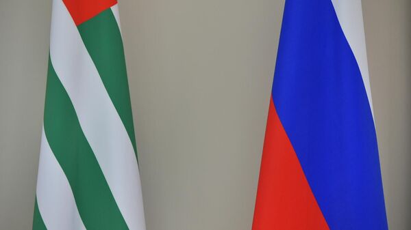 Флаг Абхазии и России - Sputnik Абхазия