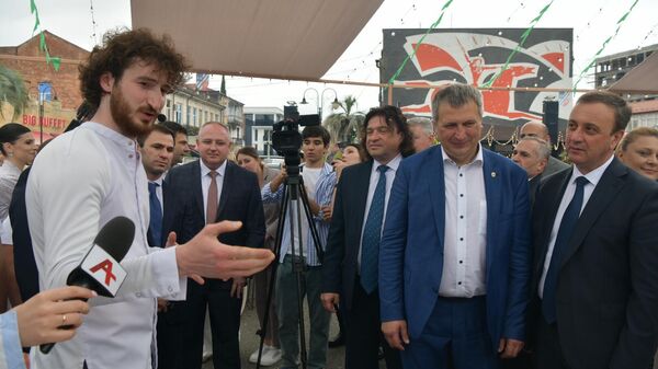 Первый гастрофестиваль открылся на площади Багапш на набережной Сухума - Sputnik Абхазия