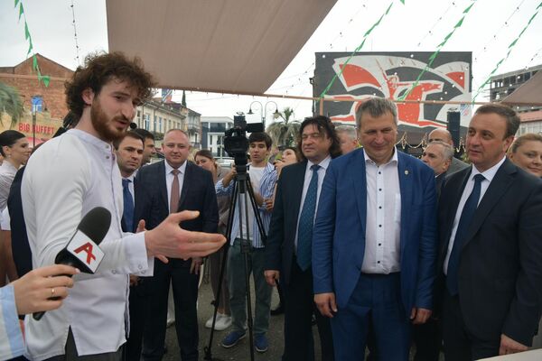 Его посетили руководство Абхазии и высокопоставленные гости из России Его посетили руководство Абхазии и высокопоставленные гости из России - Sputnik Абхазия