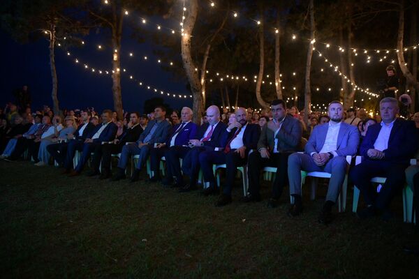 Выступления абхазских артистов посмотрели сотни жителей и гостей города Выступления абхазских артистов посмотрели сотни жителей и гостей города - Sputnik Абхазия