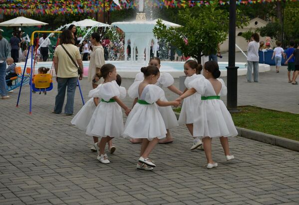 Араҟа атракционқәа рыдагьы, аҭааҩцәа ирзыԥшын аҟазацәа хәыҷқәа русумҭақәа, аниматорцәа, ацирк аҟнытә артистцәа, акьанџьақәа рспектакль. Араҟа атракционқәа рыдагьы, аҭааҩцәа ирзыԥшын аҟазацәа хәыҷқәа русумҭақәа, аниматорцәа, ацирк аҟнытә артистцәа, акьанџьақәа рспектакль. - Sputnik Аҧсны