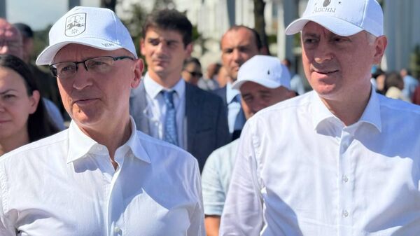Реконструкцию сухумской набережной обсудили Бадра Гунба и Сергей Кириенко - Sputnik Абхазия