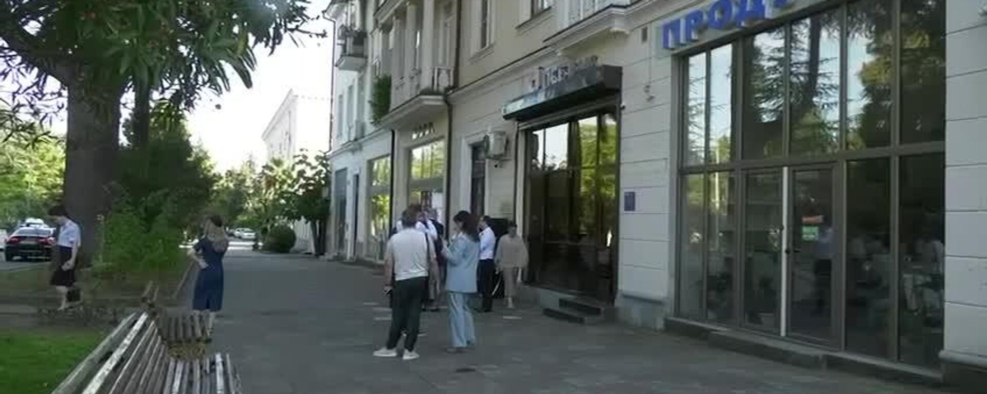 Реализацию программы выдачи банковских карт российским пенсионерам, живущим в Абхазии, обсудили Бадра Гунба и Сергей Кириенко с зампредседателя ПСБ Михаилом Дорофеевым - Sputnik Абхазия, 1920, 10.07.2025