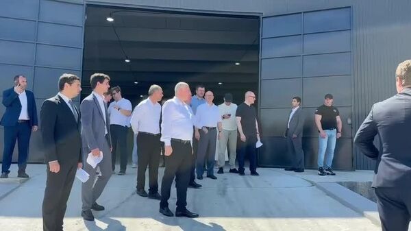 Строящийся завод по производству напитков Кристалл посетили сегодня президент Абхазии Бадра Гунба и Первый замруководителя Администрации Президента России Сергей Кириенко - Sputnik Абхазия