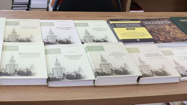 МГУ подарил книги Научной библиотеке Абхазского госуниверситета - Sputnik Абхазия