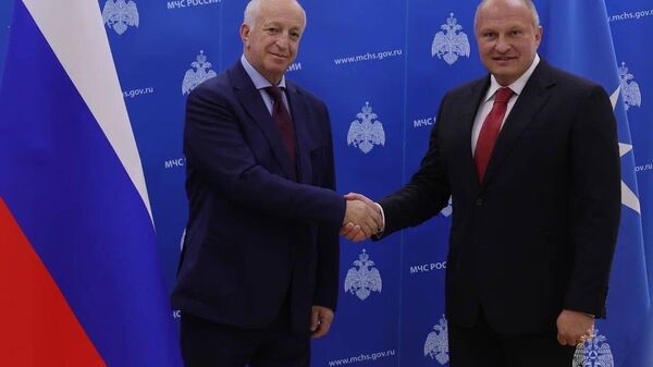 Вопросы сотрудничества обсудили главы МЧС Абхазии и России Лев Квициния и Александр Куренков, сообщили в пресс-службе МЧС России - Sputnik Абхазия