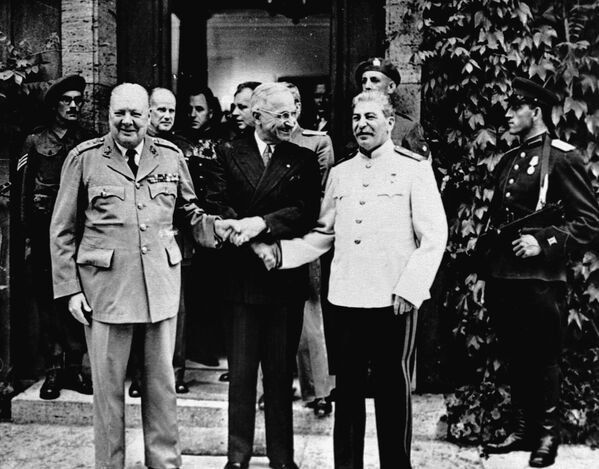 Черчилль, Трумэн и Сталин на Потсдамской конференции. (Фото © CORBIS/Corbis via Getty Images) Черчилль, Трумэн и Сталин на Потсдамской конференции. (Фото © CORBIS/Corbis via Getty Images) - Sputnik Абхазия