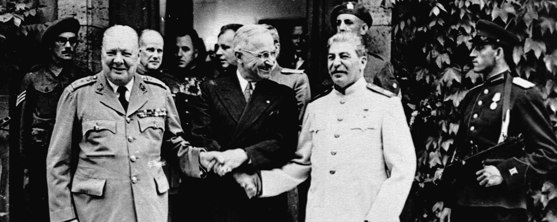 Черчилль, Трумэн и Сталин на Потсдамской конференции - Sputnik Абхазия, 1920, 17.07.2025