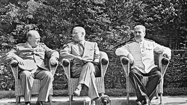 Черчилль, Труман и Сталин во время Потсдамской конференции - Sputnik Абхазия