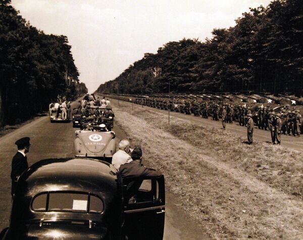 Потсдамская конференция, 17 июля – 2 августа 1945 года. В перерывах между заседаниями конференции президент Гарри С. Трумэн совершает краткую поездку по Берлину, Германия. На снимке: на окраине города он инспектирует Вторую бронетанковую дивизию. Вскоре после этой инспекции он вручил дивизии Президентскую благодарность. Фотография сделана членом-корреспондентом CPhoM Уильямом Белкнапом и получена 16 июля 1945 года. Потсдамская конференция, 17 июля – 2 августа 1945 года. В перерывах между заседаниями конференции президент Гарри С. Трумэн совершает краткую поездку по Берлину, Германия. На снимке: на окраине города он инспектирует Вторую бронетанковую дивизию. Вскоре после этой инспекции он вручил дивизии Президентскую благодарность. Фотография сделана членом-корреспондентом CPhoM Уильямом Белкнапом и получена 16 июля 1945 года. - Sputnik Абхазия