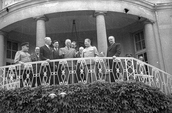 Гарри Трумэн, Иосиф Сталин, Вячеслав Молотов на балконе. Потсдамская конференция Гарри Трумэн, Иосиф Сталин, Вячеслав Молотов на балконе. Потсдамская конференция - Sputnik Абхазия