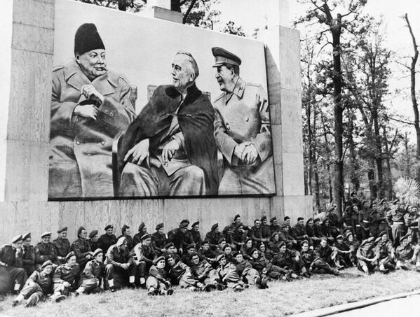 На Потсдамской конференции, в английском отряде Крыс пустыни, находится гигантское изображение Трех Великих: Черчилля, Трумэна и Сталина в Аллемане 17 июля 1945 года. (Фото Keystone-France\Gamma-Rapho через Getty Images) На Потсдамской конференции, в английском отряде Крыс пустыни, находится гигантское изображение Трех Великих: Черчилля, Трумэна и Сталина в Аллемане 17 июля 1945 года. (Фото Keystone-France\Gamma-Rapho через Getty Images) - Sputnik Абхазия