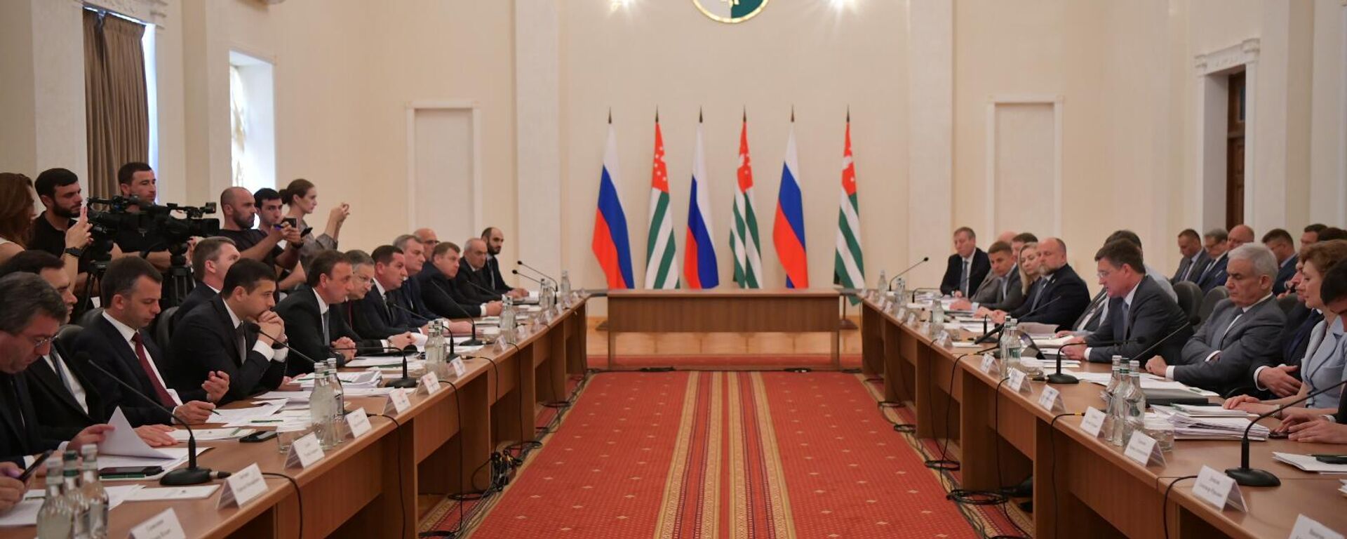 Пленарное заседание премьер-министра Абхазии Владимира Делба и зампреда правительства России Александра Новака  - Sputnik Аҧсны, 1920, 21.07.2025