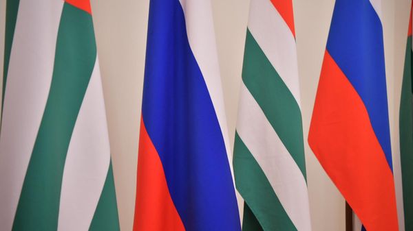 Российский и Абхазский флаг - Sputnik Абхазия